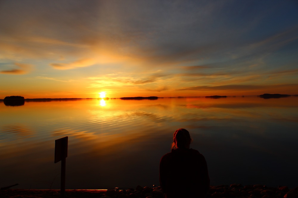 Austauschschülerin beim Sonnenuntergang in Finnland 